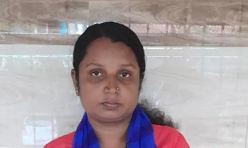 എങ്ങോട്ട് പോകണമെന്നറിയാതെ റോസ്ലിയുടെ മകൾ എങ്ങോട്ട് പോകണമെന്നറിയാതെ റോസ്ലിയുടെ മകൾ