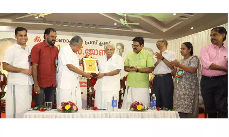 വയലാർ രവി യുവത്വത്തിന്റെ ഊർജം പ്രസരിപ്പിച്ച നേതാവെന്ന് മുഖ്യമന്ത്രി