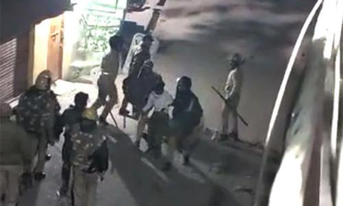 യു.പിയിൽ പൊലീസും നാട്ടുകാരും തമ്മിൽ സംഘർഷം; കല്ലേറ്, അറസ്റ്റ്