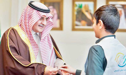 കൗ​മാ​ര​ക്കാ​ര​നാ​യ സ​ന്ന​ദ്ധ പ്ര​വ​ർ​ത്ത​ക​ന് സ്വ​ന്തം പേ​ന സ​മ്മാ​നി​ച്ച്​​ ത​ബൂ​ക്ക്​ ഗ​വ​ർ​ണ​ർ