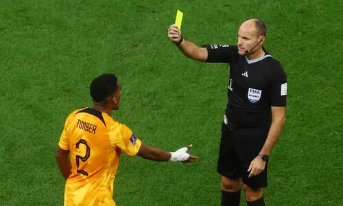 കാർഡ് കാണിക്കാൻ മടിയില്ലാത്ത ലാഹോസ്; അർജന്റീന-നെതർലൻഡ്സ് മത്സരത്തിൽ 18 മഞ്ഞകാർഡുകൾ കാർഡ് കാണിക്കാൻ മടിയില്ലാത്ത ലാഹോസ്; അർജന്റീന-നെതർലൻഡ്സ് മത്സരത്തിൽ 18 മഞ്ഞകാർഡുകൾ