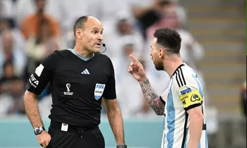 പണി അറിയാത്തവരെ ഈ ജോലിക്ക് നിർത്തരുത്; റഫറിക്കെതിരെ പൊട്ടിത്തെറിച്ച് മെസ്സി പണി അറിയാത്തവരെ ഈ ജോലിക്ക് നിർത്തരുത്; റഫറിക്കെതിരെ പൊട്ടിത്തെറിച്ച് മെസ്സി