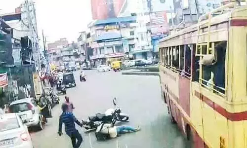 ബ​സി​ടി​ച്ച് വീ​ണ ബൈ​ക്ക് യാ​ത്രി​ക​ൻ   ത​ല​നാ​രി​ഴ​ക്ക് ര​ക്ഷ​പ്പെ​ട്ടു
