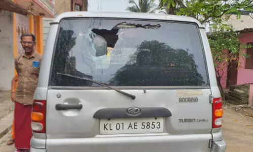 സാ​മൂ​ഹി​ക വി​രു​ദ്ധ​ർ അ​ടി​ച്ചു ത​ക​ർ​ത്തു