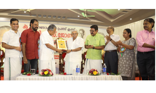 വയലാർ രവി യുവത്വത്തിന്റെ ഊർജം പ്രസരിപ്പിച്ച നേതാവെന്ന് മുഖ്യമന്ത്രി