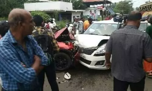 എം.സി റോഡിൽ കാറുകൾ തമ്മിൽ കൂട്ടിയിടിച്ച് യാത്രക്കാർക്ക് പരിക്ക്