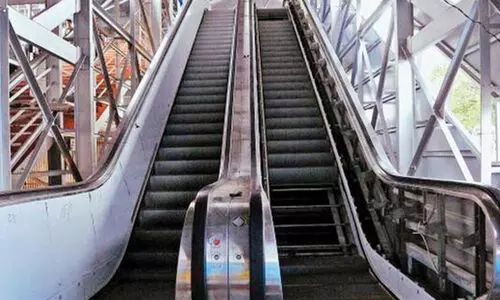 ദ​ക്ഷി​ണ റെ​യി​ൽ​വേ​യി​​ലെ വി​വി​ധ സ്​​റ്റേ​ഷ​നു​ക​ളി​ലാ​യി 118 ലി​ഫ്​​റ്റും 134 യ​ന്ത്ര​പ്പ​ടി​ക​ളും സ​ജ്ജം