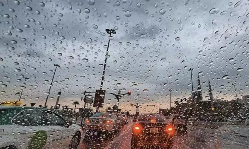 വിവിധയിടങ്ങളിൽ മഴ; ഡ്രൈവർമാർ ജാഗ്രത പാലിക്കണം വിവിധയിടങ്ങളിൽ മഴ; ഡ്രൈവർമാർ ജാഗ്രത പാലിക്കണം