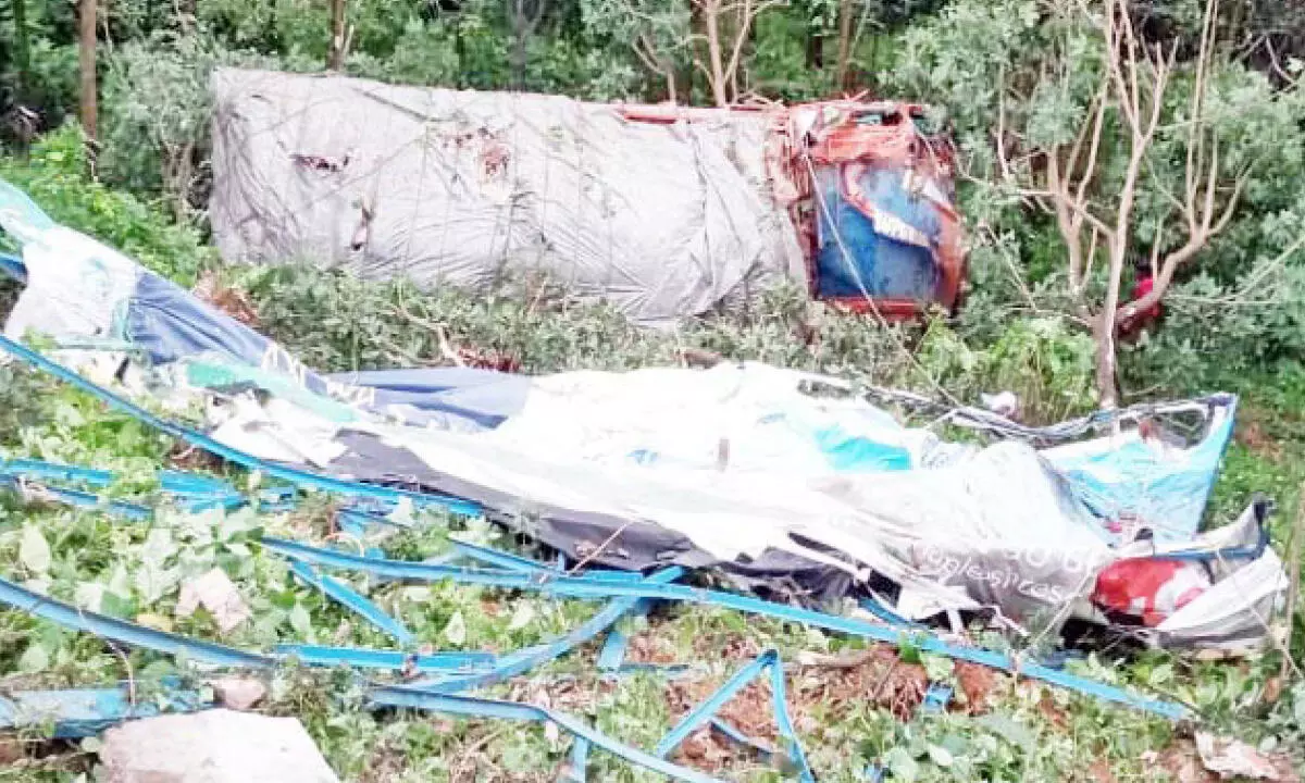 വിദേശമദ്യം കയറ്റിവന്ന ലോറി ചുരത്തിൽ കൊക്കയിലേക്ക് മറിഞ്ഞു