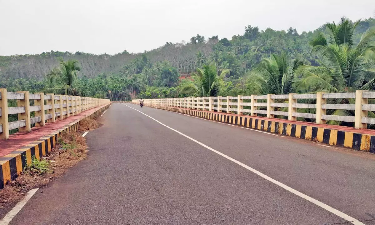 ഇതാ പാലം; ബസ് എവിടെ? ഇതാ പാലം; ബസ് എവിടെ?