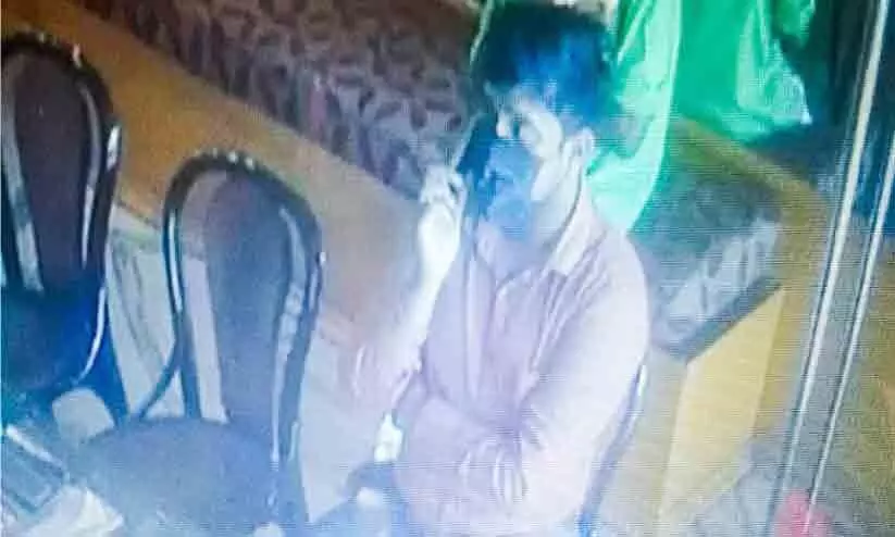 സ്വർണക്കടയിൽനിന്ന് മൂന്നുപവന്റെ മാലയുമായി യുവാവ് കടന്നുകളഞ്ഞു സ്വർണക്കടയിൽനിന്ന് മൂന്നുപവന്റെ മാലയുമായി യുവാവ് കടന്നുകളഞ്ഞു