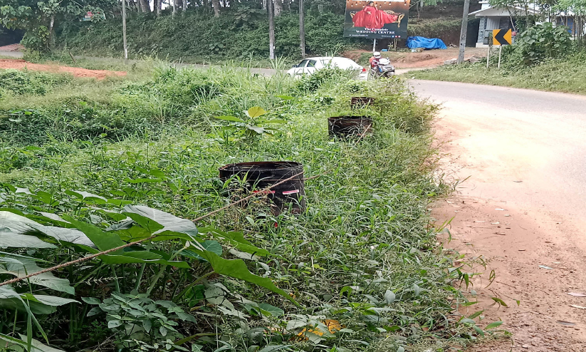 റോഡിന് സംരക്ഷണഭിത്തി ഇല്ല; അപകട സാധ്യതയേറി റോഡിന് സംരക്ഷണഭിത്തി ഇല്ല; അപകട സാധ്യതയേറി