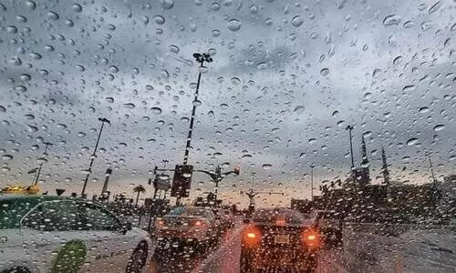 വിവിധയിടങ്ങളിൽ മഴ; ഡ്രൈവർമാർ ജാഗ്രത പാലിക്കണം