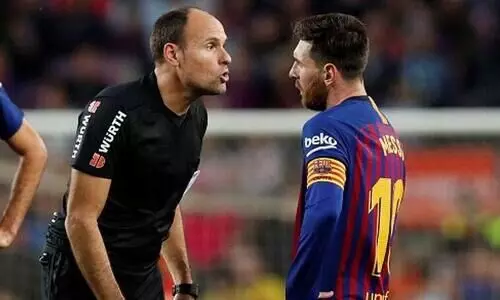 ഇതുപോലൊരു കളിയിൽ വിസിലൂതാൻ അയാളെ പറ്റില്ല. അയാൾ ഞങ്ങൾക്കെതിരാണ്- റഫറിക്കെതിരെ ആഞ്ഞടിച്ച് മെസ്സി