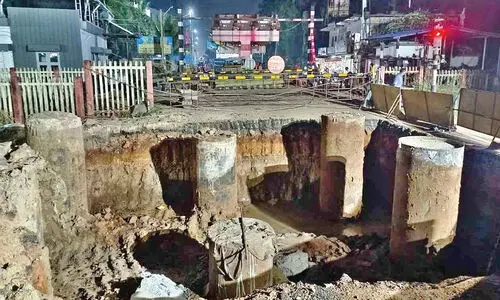 റെ​യി​ൽ​വേ​യു​ടെ ഗ്രീ​ൻ സി​ഗ്ന​ൽ തെ​ളി​യു​ന്നി​ല്ല;  മേ​ൽ​പാ​ലം നി​ർ​മാ​ണം വൈ​കു​ന്നു