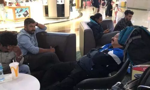 ദുബൈ - കൊച്ചി വിമാനം വൈകുന്നു; നൂറോളം യാത്രക്കാർ കുടുങ്ങി