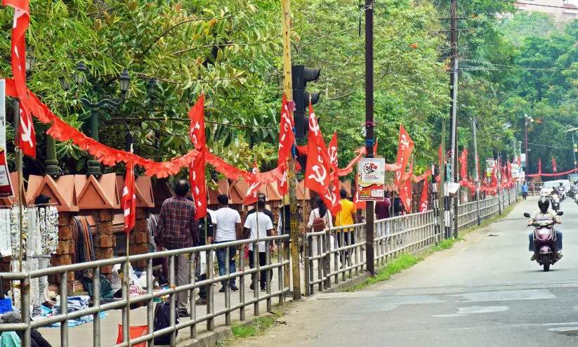 തീരുമാനങ്ങൾ ലംഘിച്ച് മാനാഞ്ചിറ സ്ക്വയറിന് ചുറ്റും വീണ്ടും കൊടി തോരണങ്ങൾ തീരുമാനങ്ങൾ ലംഘിച്ച് മാനാഞ്ചിറ സ്ക്വയറിന് ചുറ്റും വീണ്ടും കൊടി തോരണങ്ങൾ