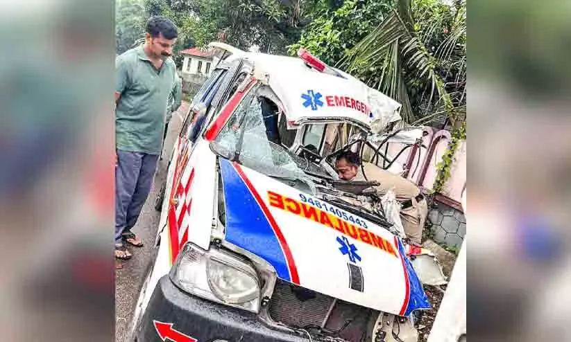 എം.സി റോഡിൽ മൂന്ന് വാഹനങ്ങൾ കൂട്ടിയിടിച്ച് 12 പേർക്ക് പരിക്ക്