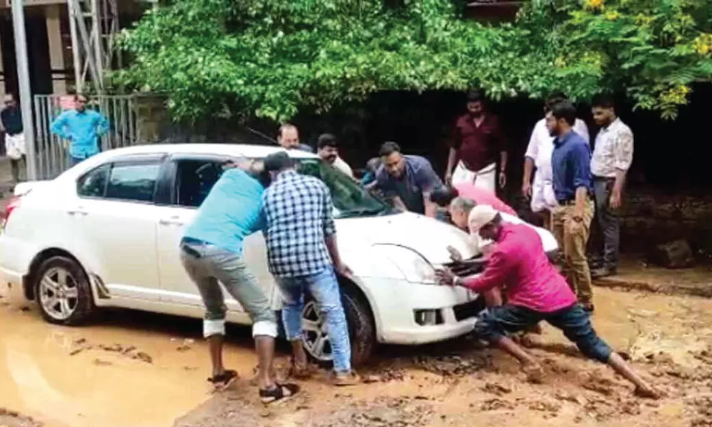 പൊളിച്ചിട്ട റോഡുകൾ വെള്ളക്കെട്ടായി; വാഹനങ്ങൾ കുടുങ്ങി പൊളിച്ചിട്ട റോഡുകൾ വെള്ളക്കെട്ടായി; വാഹനങ്ങൾ കുടുങ്ങി