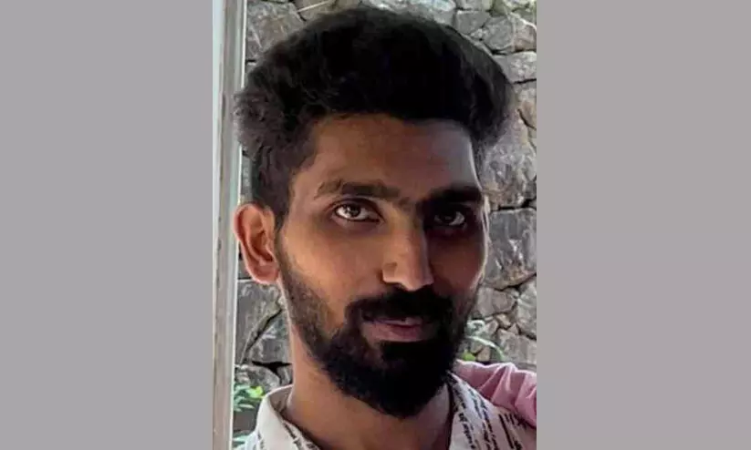 റംപിൾ സ്ട്രിപ്പിൽ ബൈക്ക് മറിഞ്ഞ് ബസിൽ തലയിടിച്ച് യുവാവിന് ദാരുണാന്ത്യം റംപിൾ സ്ട്രിപ്പിൽ ബൈക്ക് മറിഞ്ഞ് ബസിൽ തലയിടിച്ച് യുവാവിന് ദാരുണാന്ത്യം