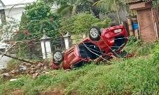 കാർ വൈദ്യുതി പോസ്റ്റിൽ ഇടിച്ച് തലകീഴായി മറിഞ്ഞു
