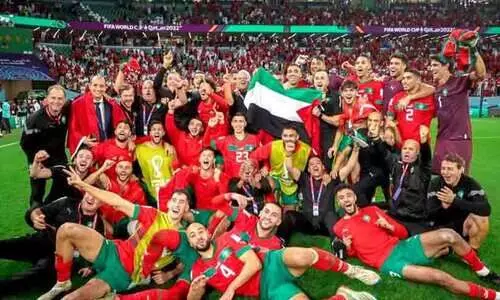 ഒരുപാട് കൊടികൾ ഒരേയൊരാഘോഷം