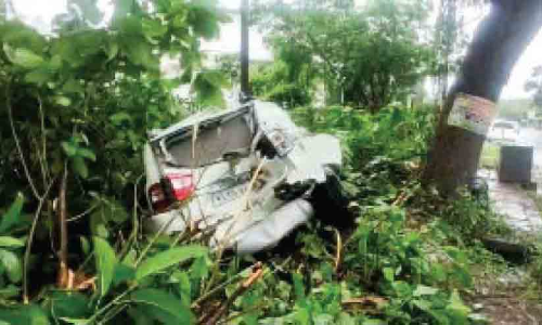 കാറിന് പിന്നിൽ ടൂറിസ്റ്റ് ബസ് ഇടിച്ചു; രണ്ട് പേർക്ക് പരിക്ക്