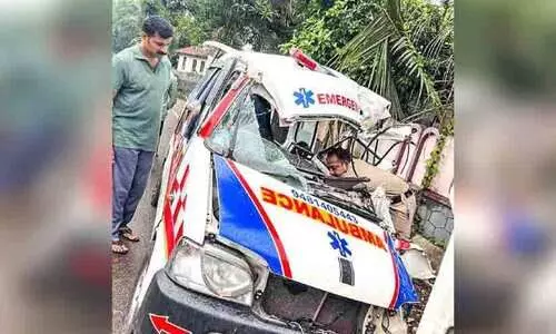 എം.സി റോഡിൽ മൂന്ന് വാഹനങ്ങൾ കൂട്ടിയിടിച്ച് 12 പേർക്ക് പരിക്ക്