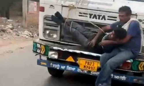 ഗോതമ്പ് മോഷ്ടിച്ചു എന്നാരോപിച്ച് യുവാവിനെ ഓടുന്ന ട്രക്കിന് മുന്നിൽ കെട്ടിയിട്ട് പൊലീസ് സ്റ്റേഷനിലെത്തിച്ചു