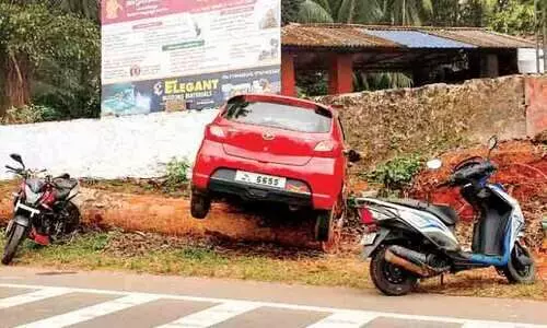 കാറും ബൈക്കും കൂട്ടിയിടിച്ച്   അഞ്ചുപേർക്ക് പരിക്ക്