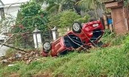 കാർ വൈദ്യുതി പോസ്റ്റിൽ ഇടിച്ച് തലകീഴായി മറിഞ്ഞു
