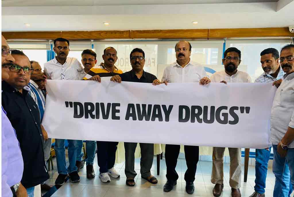 ലഹരിക്കെതിരെ ഡ്രൈവ് എവെ ഡ്രഗ്സ് ലഹരിക്കെതിരെ ഡ്രൈവ് എവെ ഡ്രഗ്സ്