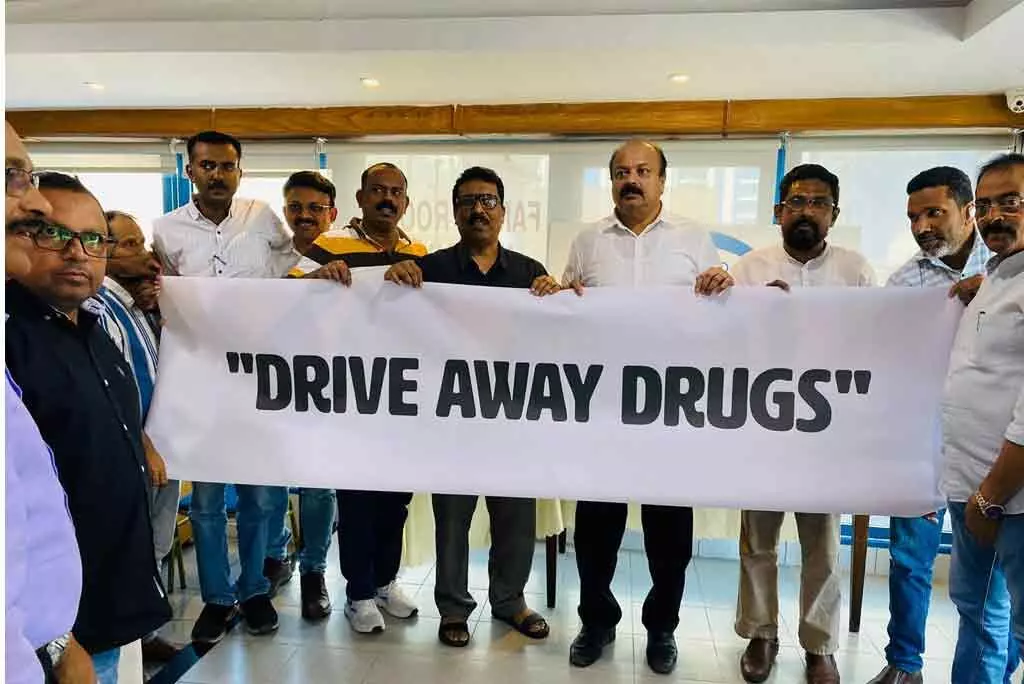 ലഹരിക്കെതിരെ ഡ്രൈവ് എവെ ഡ്രഗ്സ് ലഹരിക്കെതിരെ ഡ്രൈവ് എവെ ഡ്രഗ്സ്