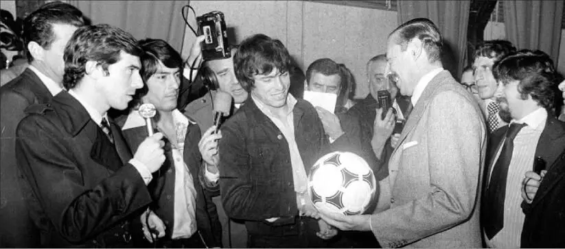 ഡാ​​നി​​യ​​ല്‍ പാ​​സ​​റെ​​ല്ല പട്ടാള മേധാവി ജനറൽ വി​​ഡെ​​ല​​ക്കൊപ്പം