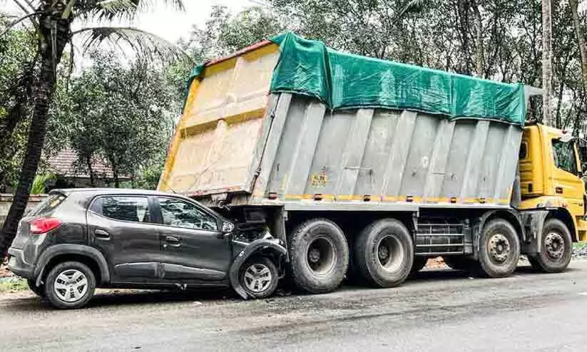 ലോറിയുടെ പിന്നിൽ കാർ ഇടിച്ച് മൂന്നുപേർക്ക് പരിക്ക് ലോറിയുടെ പിന്നിൽ കാർ ഇടിച്ച് മൂന്നുപേർക്ക് പരിക്ക്