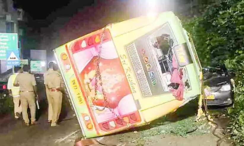 ശബരിമല തീർഥാടകർ സഞ്ചരിച്ച വാൻ കാറിന് മുകളിലേക്കുമറിഞ്ഞ് എട്ടുപേർക്ക് പരിക്ക് ശബരിമല തീർഥാടകർ സഞ്ചരിച്ച വാൻ കാറിന് മുകളിലേക്കുമറിഞ്ഞ് എട്ടുപേർക്ക് പരിക്ക്