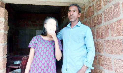 രാ​ജ​നും മ​ക​ൾ അ​നു​ശ്രീ​യും