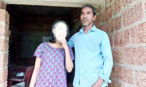 രാ​ജ​നും മ​ക​ൾ അ​നു​ശ്രീ​യും