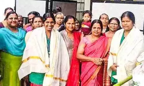 മാലിന്യക്കിറ്റില്‍ 15 പവന്‍; ഉടമക്ക് തിരിച്ചു നല്‍കി ഹരിതസേന അംഗങ്ങള്‍