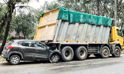 ലോറിയുടെ പിന്നിൽ കാർ ഇടിച്ച് മൂന്നുപേർക്ക് പരിക്ക്