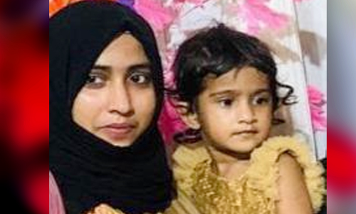 കാർ മരത്തിലിടിച്ച് ഉമ്മയും മകളും മരിച്ചു; അപകടം കല്യാണത്തിൽ പ​ങ്കെടുക്കാൻ പോകുന്നതിനിടെ