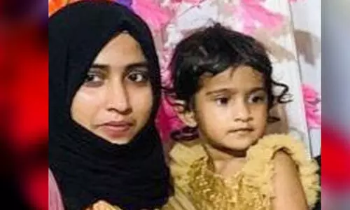 കാർ മരത്തിലിടിച്ച് ഉമ്മയും മകളും മരിച്ചു; അപകടം കല്യാണത്തിൽ പ​ങ്കെടുക്കാൻ പോകുന്നതിനിടെ