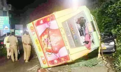 ശബരിമല തീർഥാടകർ സഞ്ചരിച്ച വാൻ കാറിന് മുകളിലേക്കുമറിഞ്ഞ് എട്ടുപേർക്ക് പരിക്ക്