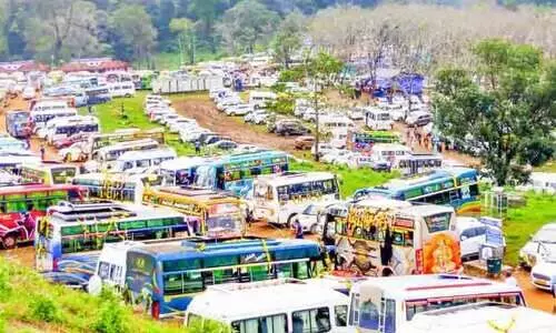 വാഹനങ്ങൾക്ക് നിയന്ത്രണം; ശബരിമല പാതയിൽ ദുരിതയാത്ര