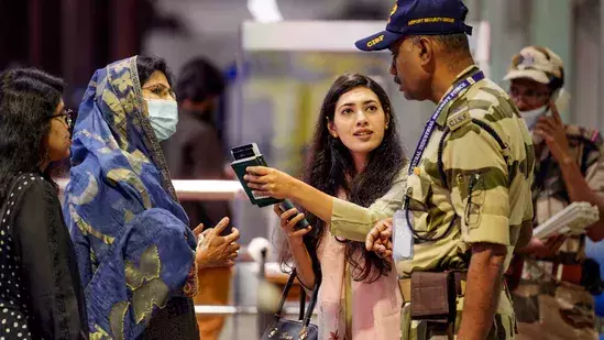 വിമാന കമ്പനികൾ ആവശ്യത്തിന് ജീവനക്കാരെ നിയോഗിക്കണം;  തിരക്ക് കുറക്കാൻ നിർദേശവുമായി കേന്ദ്രം