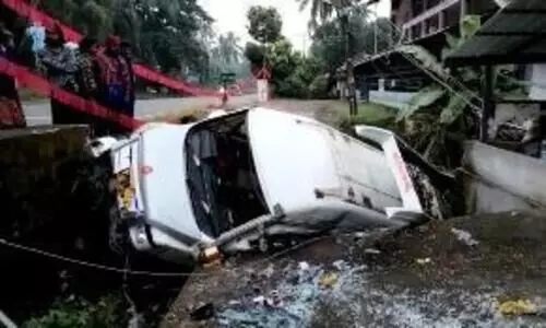 അയ്യപ്പഭക്തർ സഞ്ചരിച്ച ട്രാവലർ മറിഞ്ഞ് അഞ്ച് പേർക്ക് പരിക്ക്