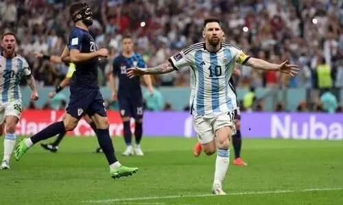 ആദ്യപകുതിയിൽ അർജന്റീന; ഗോളടിച്ച് മെസ്സിയും അൽവാരസും