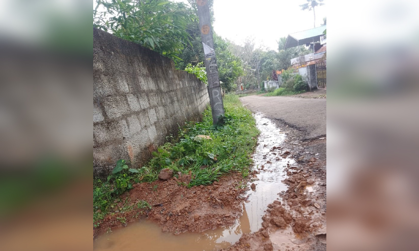 പൈപ്പ് പൊട്ടിയിട്ട് ഒരുമാസം; കുടിവെള്ളം പാഴാകുന്നു പൈപ്പ് പൊട്ടിയിട്ട് ഒരുമാസം; കുടിവെള്ളം പാഴാകുന്നു
