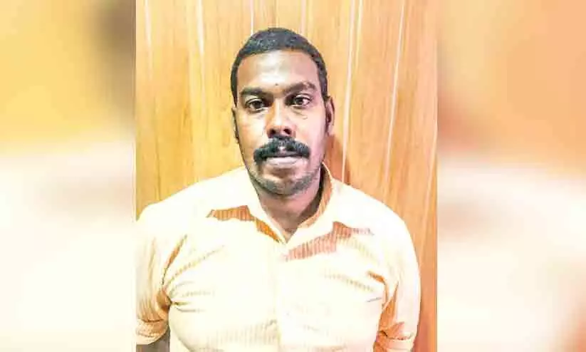 വെട്ടുകത്തിയുമായി സ്റ്റേഷന് മുന്നിൽ പരാക്രമം; യുവാവിനെ പൊലീസ് സാഹസികമായി പിടികൂടി വെട്ടുകത്തിയുമായി സ്റ്റേഷന് മുന്നിൽ പരാക്രമം; യുവാവിനെ പൊലീസ് സാഹസികമായി പിടികൂടി