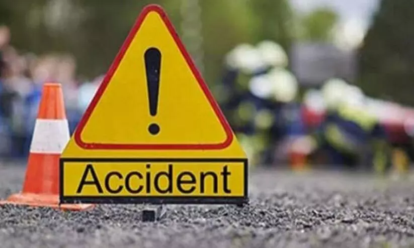 ആഗ്ര-ലഖ്നോ എക്സ്പ്രസ് ഹൈവേയിൽ അപകടം; ആറ് മരണം ആഗ്ര-ലഖ്നോ എക്സ്പ്രസ് ഹൈവേയിൽ അപകടം; ആറ് മരണം